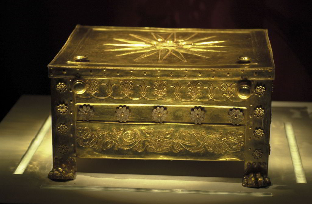 Η χρυσή λάρνακα που περιείχε τα οστά του βασιλιά Φιλίππου Β’ και το στεφάνι βελανιδιάς που φορούσε ο νεκρός.